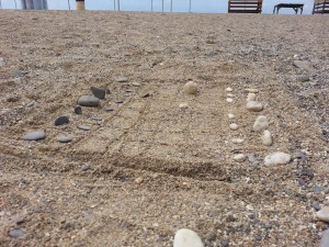 шахматные фигуры из камней на песке